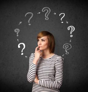jeune femme qui cherche à prendre une décision