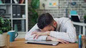 Travailleur qui procrastine malgré son intelligence