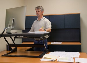 Travailler debout sur ordinateur avec un bureau ajustable